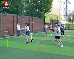 为什么外野手在处理阳光下的高飞球时习惯性地采用侧身接捕姿态