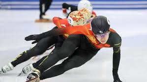 当伦敦碗体育场再次响起铁锤敲击的轰鸣，西汉姆联与诺丁汉森林的保级关键战即将拉开帷幕！