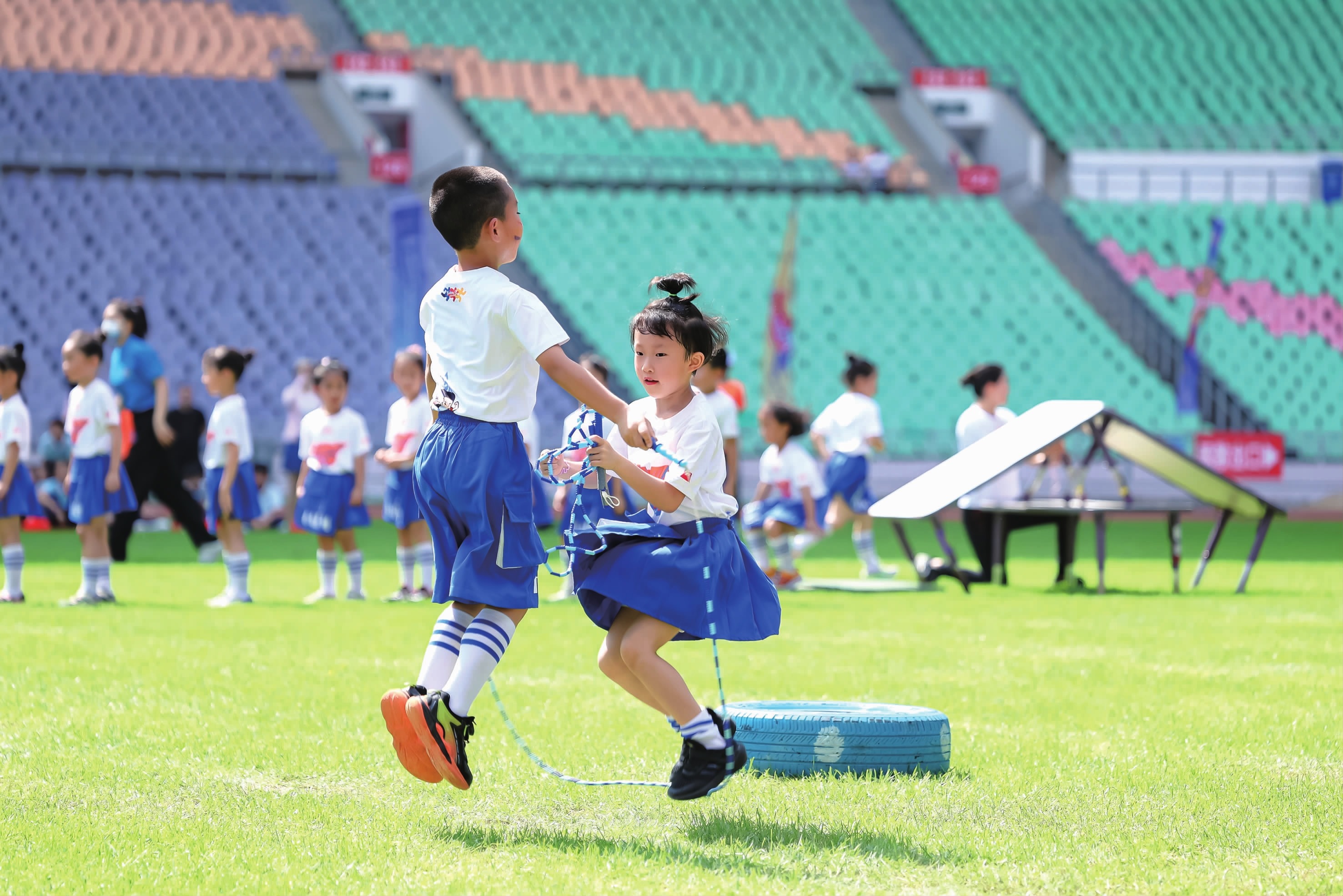 第68分钟，杰里米·多库替补登场换下曼城球员。场上比分1比0。 来源：City Xtra